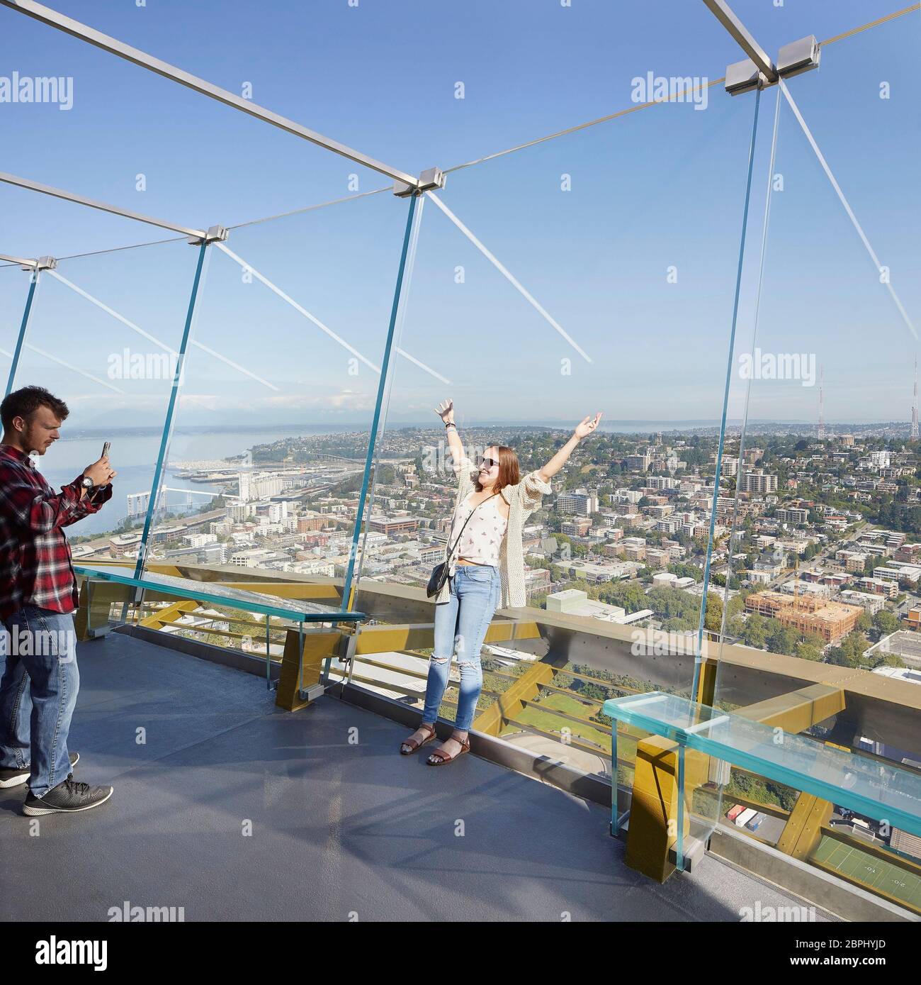 Spaß für Besucher mit Glaswand. Space Needle, Seattle, Usa. Architekt: Olson Kständig, 2020. Stockfoto