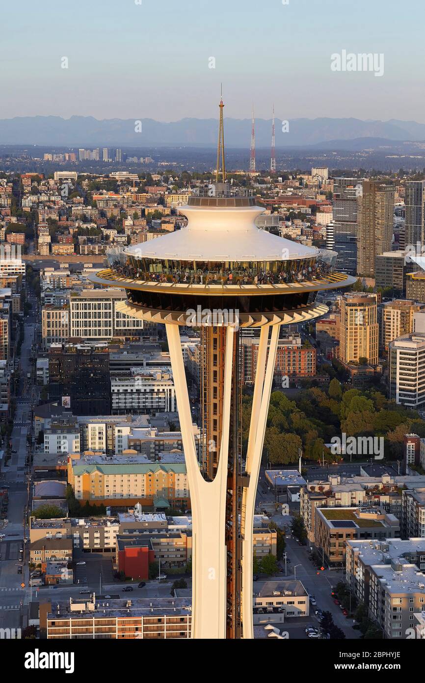 Untertasserförmiges Top-Haus mit Stadtbild dahinter. Space Needle, Seattle, Usa. Architekt: Olson Kständig, 2020. Stockfoto