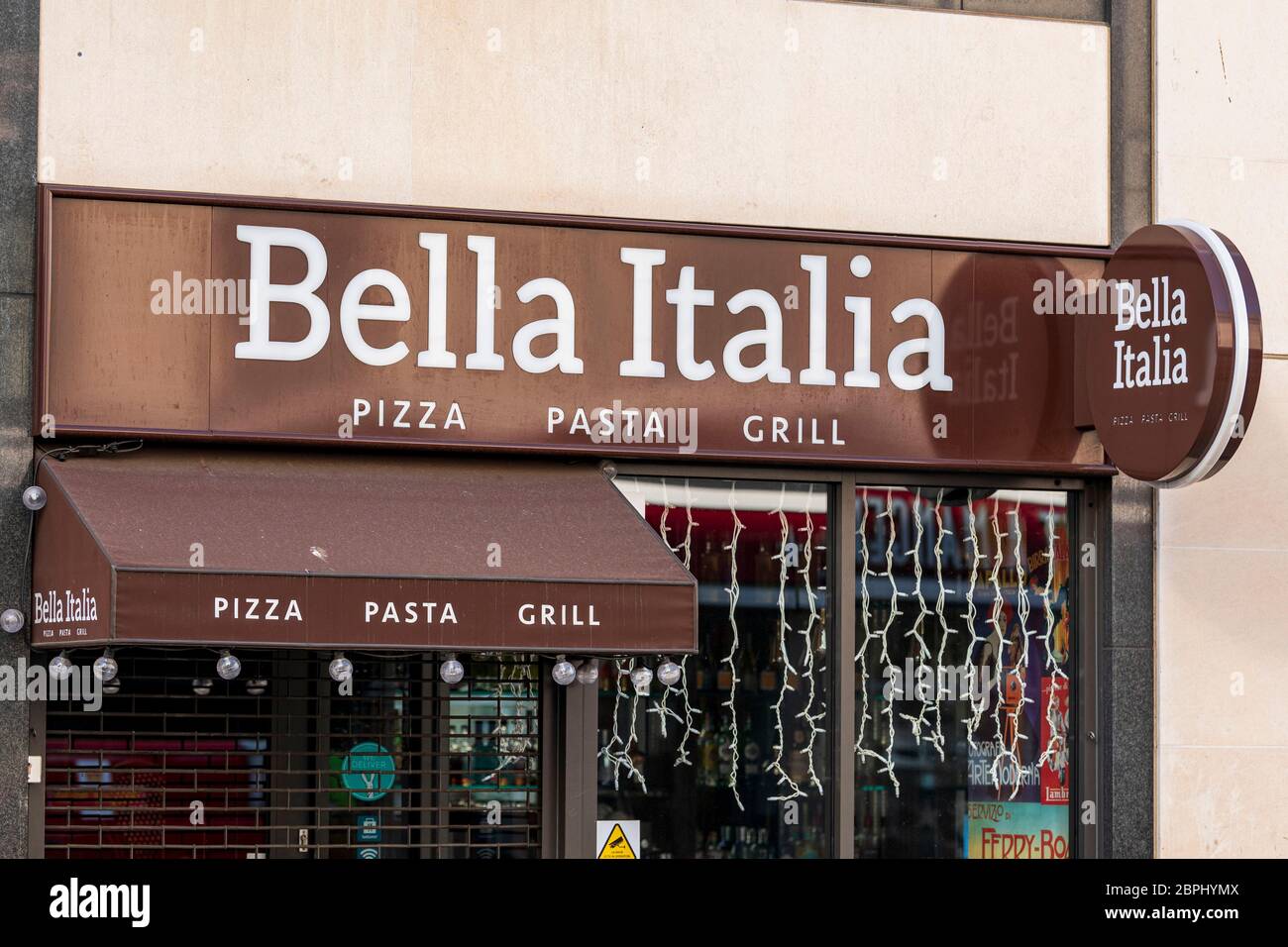 London, Großbritannien. Mai 2020. Das Restaurant Bella Italia in The Strand, London.der Eigentümer der Restaurantketten Bella Italia und Café Rouge sagte, dass sie die Verwaltung erwägen, da die Krise des Coronavirus das Unternehmen nahe dem Zusammenbruch treibt und 6,000 Arbeitsplätze gefährdet. Quelle: SOPA Images Limited/Alamy Live News Stockfoto