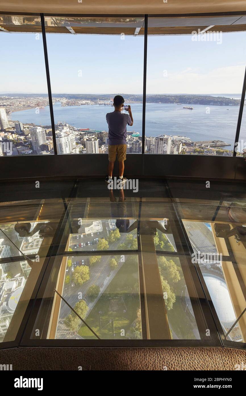 Detail der Aussichtsterrasse mit Glasboden. Space Needle, Seattle, Usa. Architekt: Olson Kständig, 2020. Stockfoto