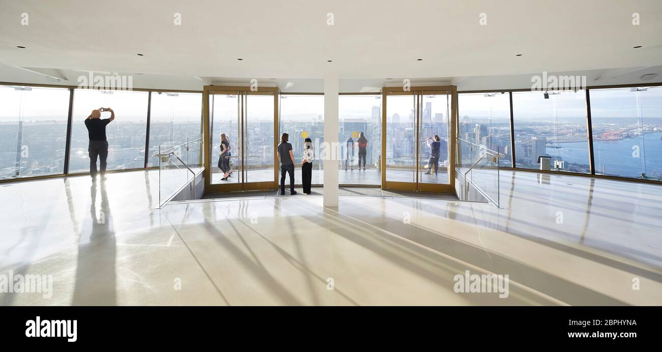 Panoramafenster mit eingehendem Sonnenlicht. Space Needle, Seattle, Usa. Architekt: Olson Kständig, 2020. Stockfoto