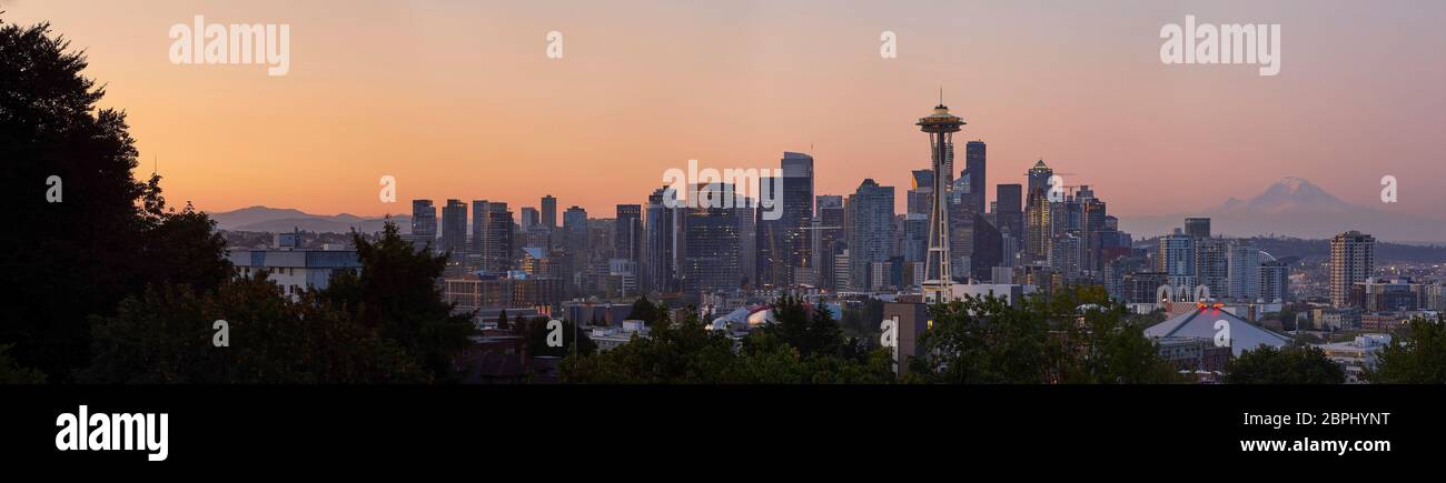 Stadtpanorama mit Space Needle. Space Needle, Seattle, Usa. Architekt: Olson Kständig, 2020. Stockfoto