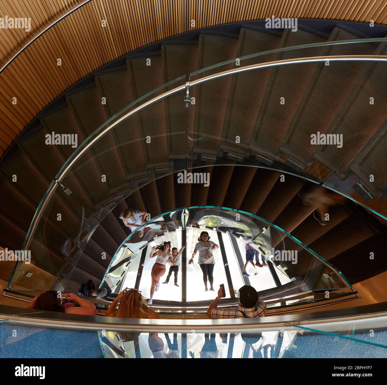 Blick durch oculus Wendeltreppe zum Glasboden unten. Space Needle, Seattle, Usa. Architekt: Olson Kständig, 2020. Stockfoto
