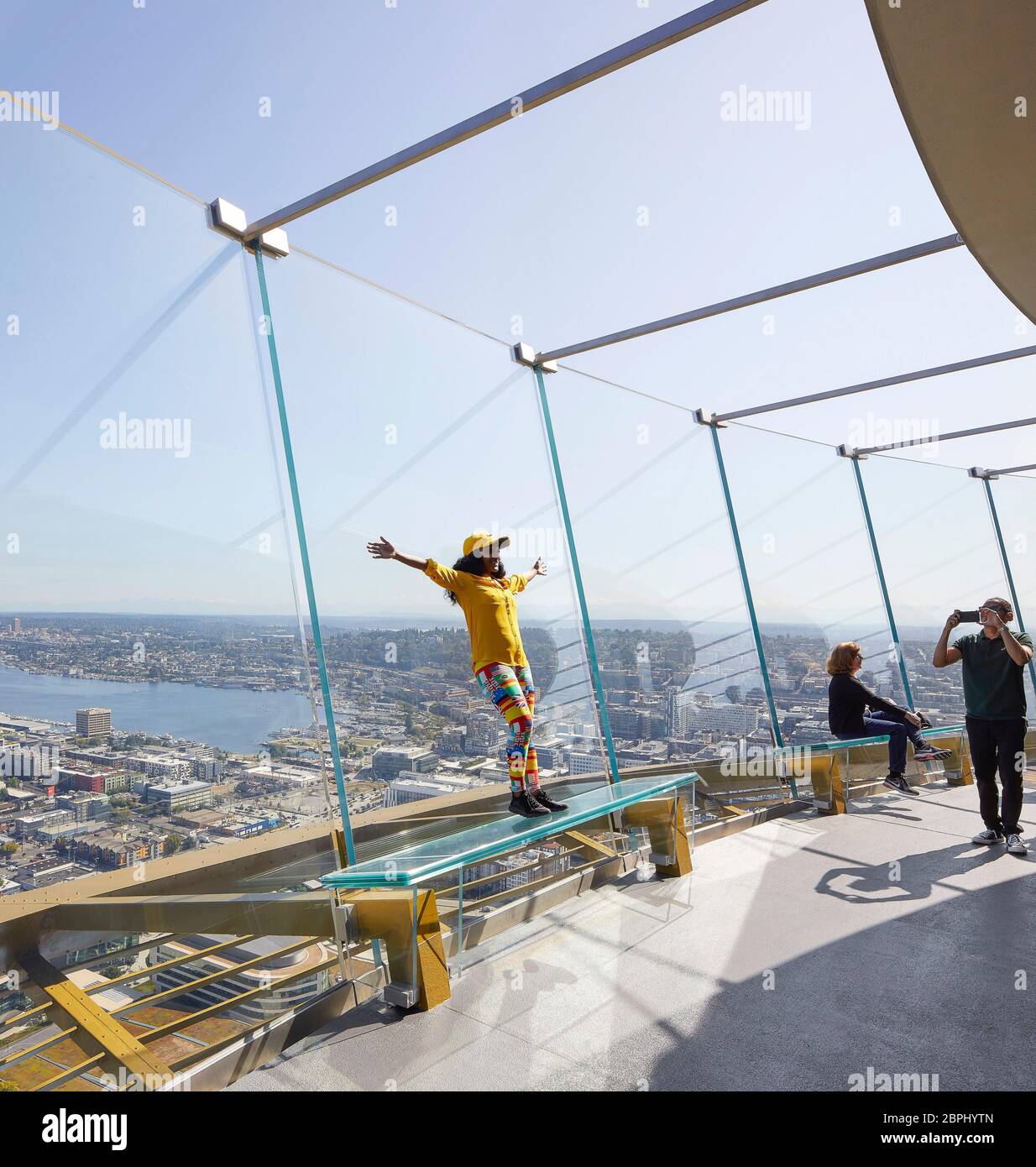 Spaß für Besucher mit Glaswand. Space Needle, Seattle, Usa. Architekt: Olson Kständig, 2020. Stockfoto