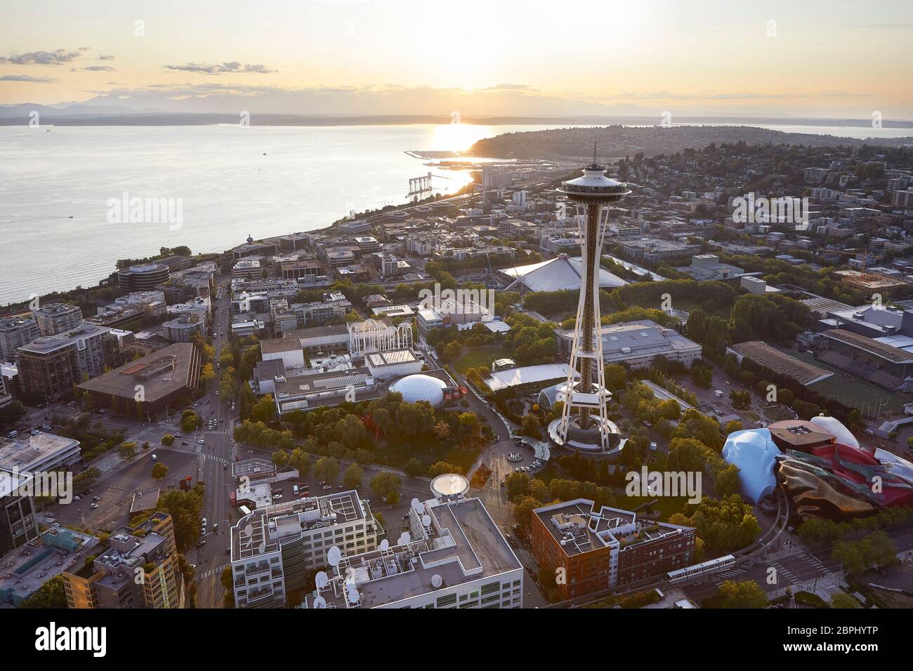 Eine Ansicht der Space Needle im Kontext. Space Needle, Seattle, Usa. Architekt: Olson Kständig, 2020. Stockfoto