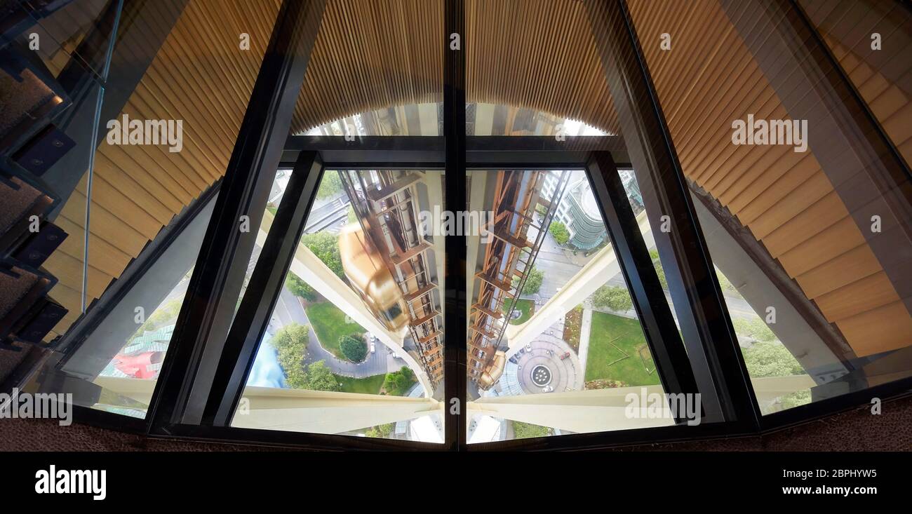 Blick durch die Wendeltreppe von oculus in Richtung Glasboden. Space Needle, Seattle, Usa. Architekt: Olson Kständig, 2020. Stockfoto