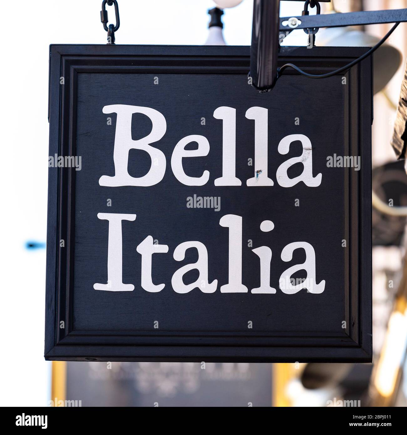 London, Großbritannien. Mai 2020. Logo der Restaurantfirma Bella Italia im Wellington, London.der Eigentümer der Restaurantketten Bella Italia und Café Rouge sagte, dass sie die Verwaltung erwägen, da die Krise des Coronavirus das Unternehmen nahe am Zusammenbruch treibt und 6,000 Arbeitsplätze gefährdet. Quelle: SOPA Images Limited/Alamy Live News Stockfoto