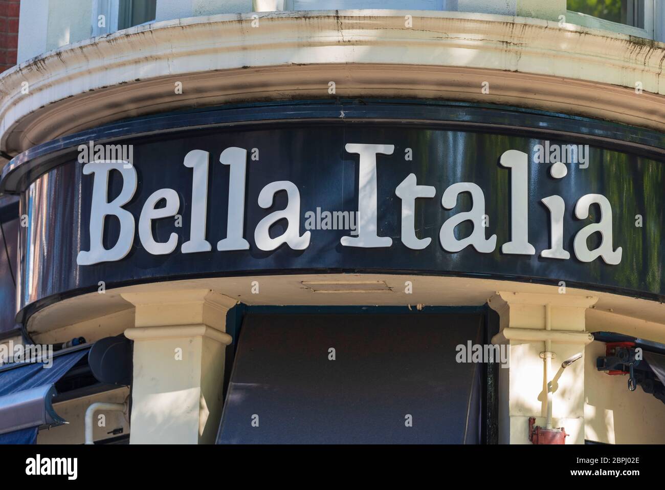 London, Großbritannien. Mai 2020. Bella Italia Restaurant-Unternehmen in Leicester Square, London gesehen.der Eigentümer der Restaurantketten Bella Italia und Café Rouge sagte, dass sie die Verwaltung erwägen, da die Coronavirus-Krise das kämpfende Geschäft nahe dem Zusammenbruch treibt und 6,000 Arbeitsplätze gefährdet. Quelle: SOPA Images Limited/Alamy Live News Stockfoto