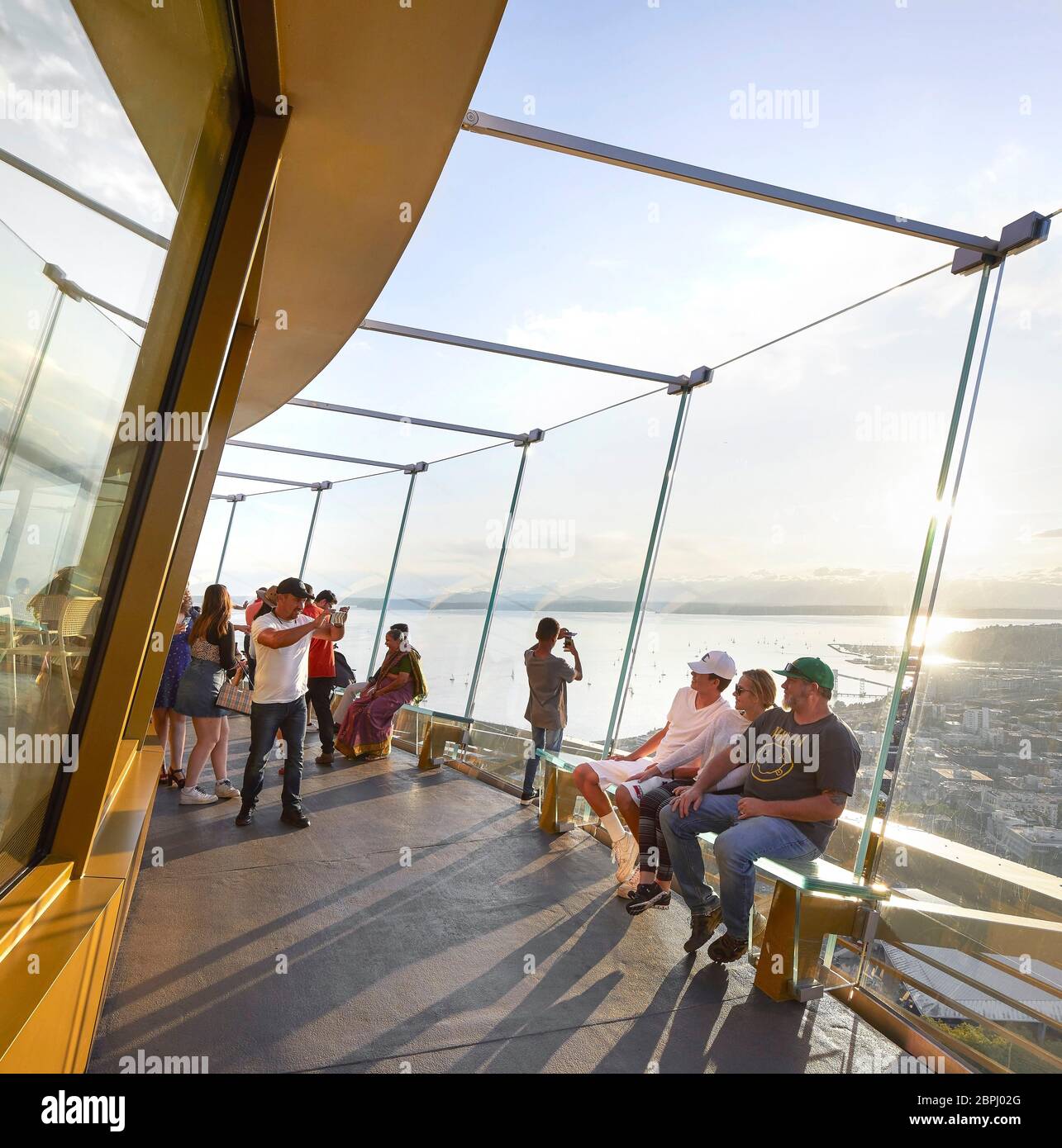 Spaß für Besucher mit Glaswand. Space Needle, Seattle, Usa. Architekt: Olson Kständig, 2020. Stockfoto