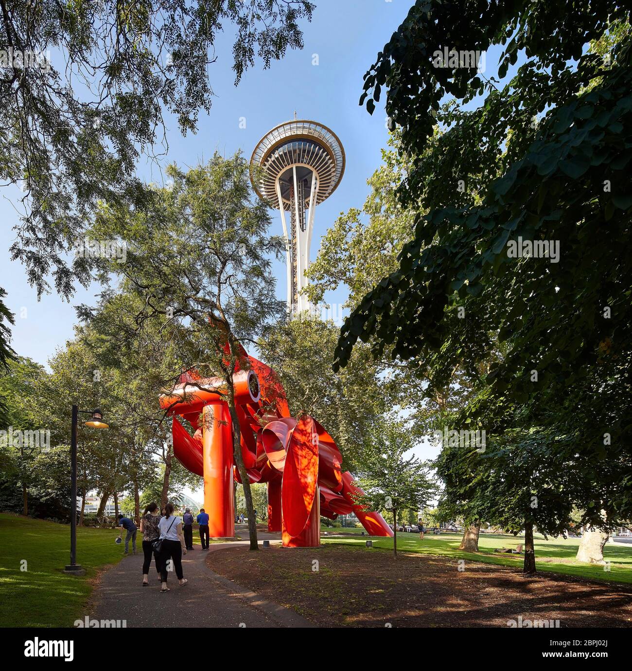 Skulptur in einem gepflegten öffentlichen Garten mit Space Needle. Space Needle, Seattle, Usa. Architekt: Olson Kständig, 2020. Stockfoto