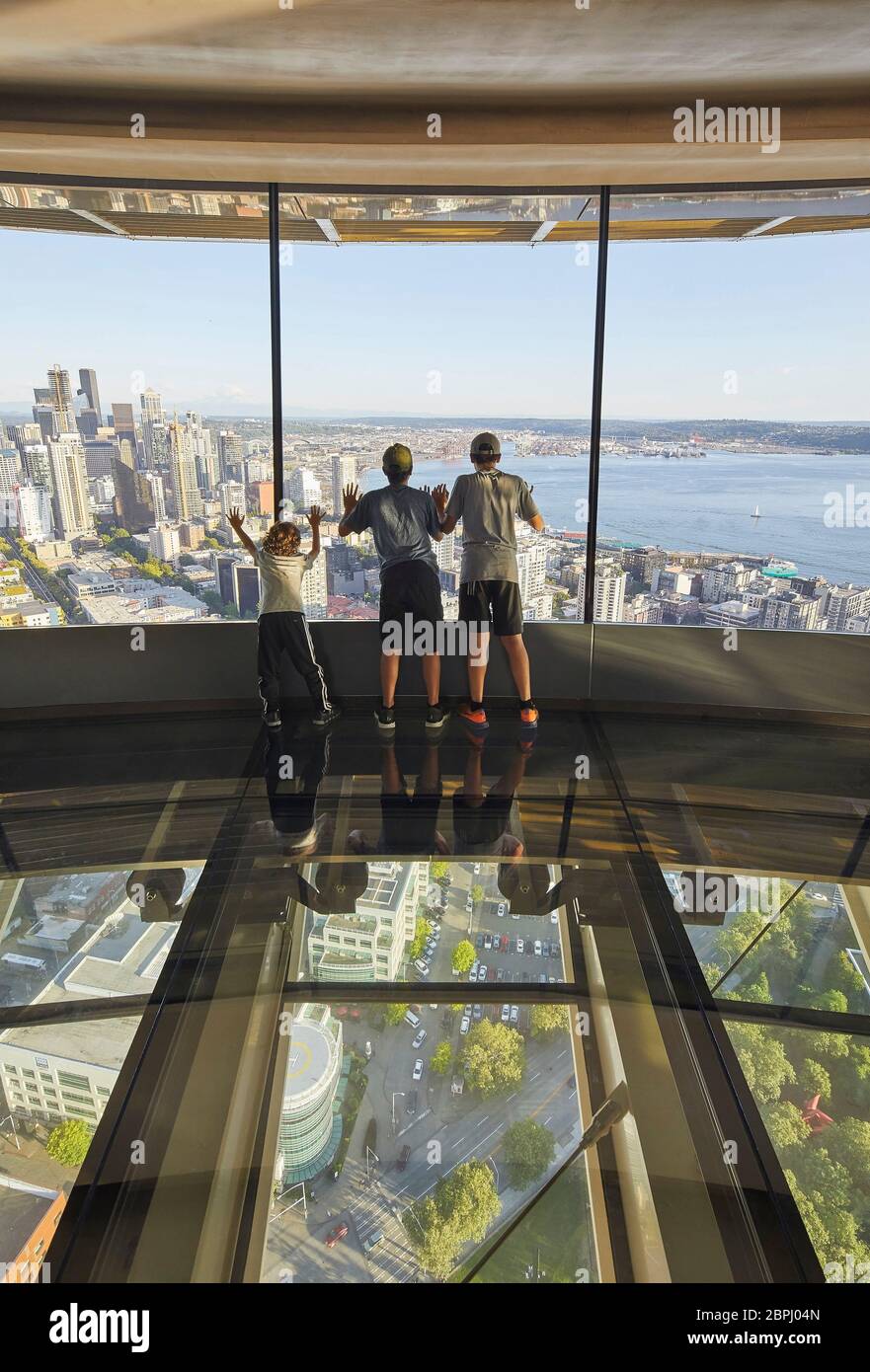 Aussichtsplattform im Innenbereich mit Glasboden. Space Needle, Seattle, Usa. Architekt: Olson Kständig, 2020. Stockfoto