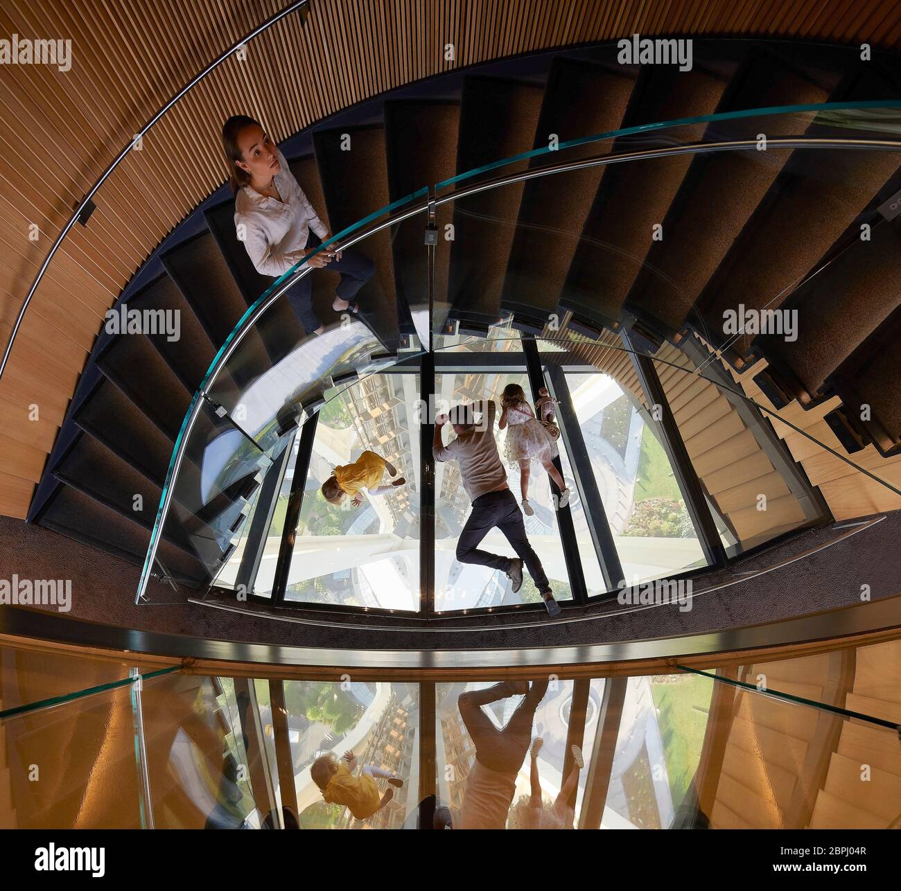Blick durch die Wendeltreppe von oculus in Richtung Glasboden. Space Needle, Seattle, Usa. Architekt: Olson Kständig, 2020. Stockfoto