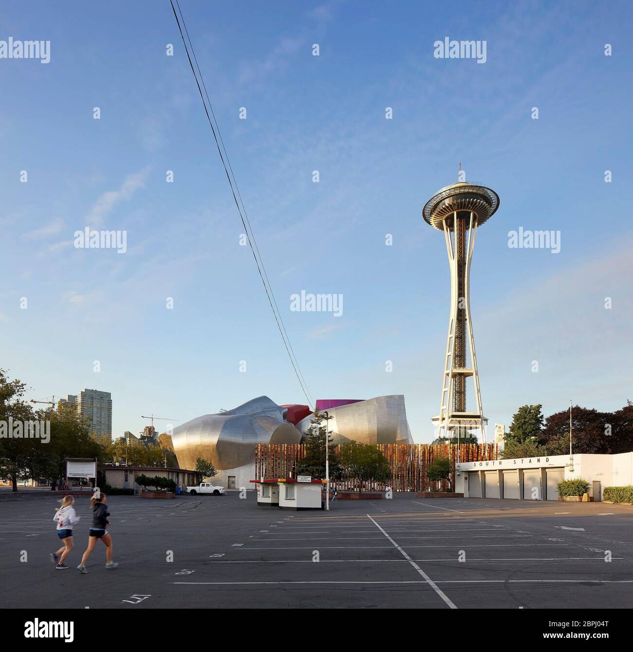 Blick auf den Morgen vom Parkplatz mit Joggern. Space Needle, Seattle, Usa. Architekt: Olson Kständig, 2020. Stockfoto