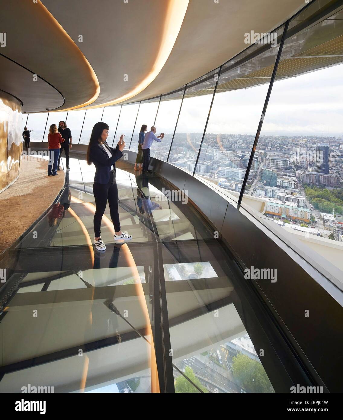 Aussichtsplattform im Innenbereich mit Glasboden. Space Needle, Seattle, Usa. Architekt: Olson Kständig, 2020. Stockfoto