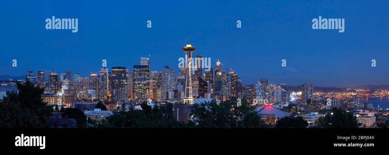 Stadtpanorama mit Space Needle. Space Needle, Seattle, Usa. Architekt: Olson Kständig, 2020. Stockfoto