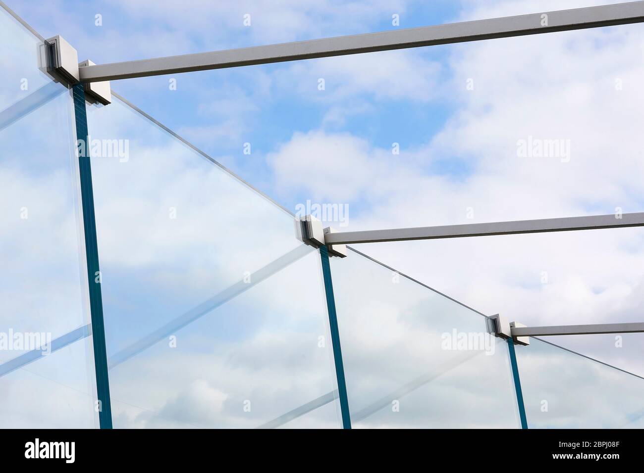 Detail aus Glas und Stahl Struktur. Space Needle, Seattle, Usa. Architekt: Olson Kständig, 2020. Stockfoto