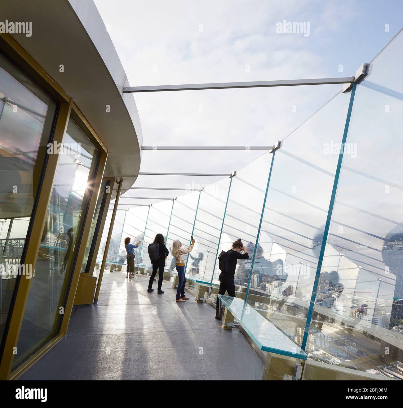 Aussichtsplattform im Freien mit Glaswand. Space Needle, Seattle, Usa. Architekt: Olson Kständig, 2020. Stockfoto