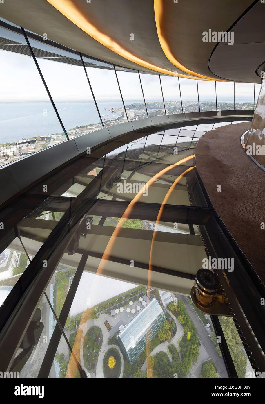 Aussichtsplattform im Innenbereich mit Glasboden. Space Needle, Seattle, Usa. Architekt: Olson Kständig, 2020. Stockfoto