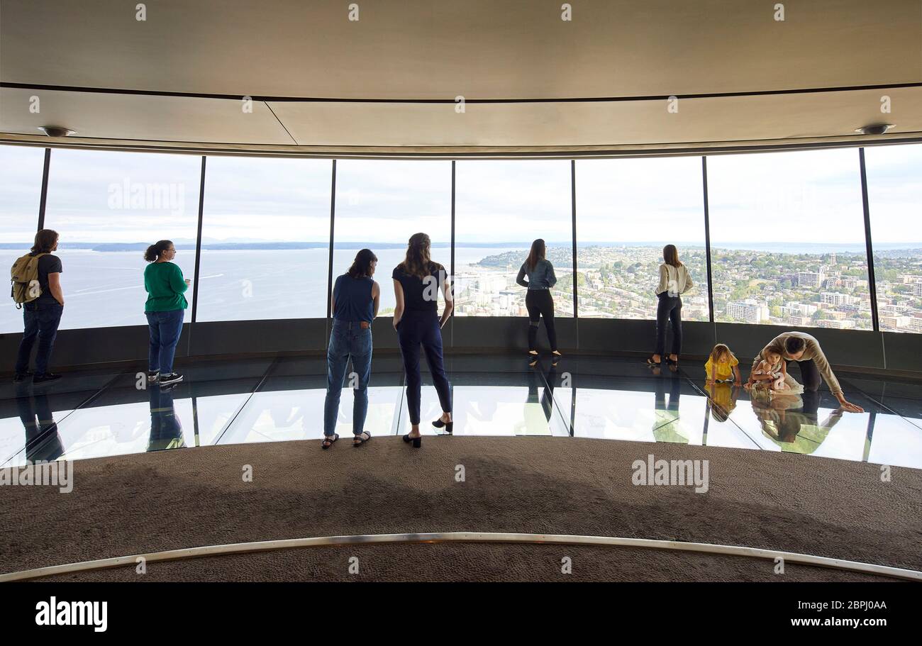 Aussichtsplattform im Innenbereich mit Panoramaflachtwand und Glasboden. Space Needle, Seattle, Usa. Architekt: Olson Kständig, 2020. Stockfoto