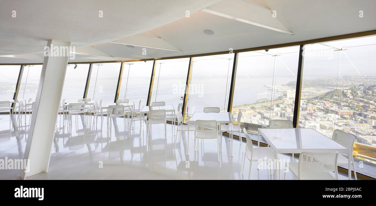 Restaurant mit Glasfassade. Space Needle, Seattle, Usa. Architekt: Olson Kständig, 2020. Stockfoto