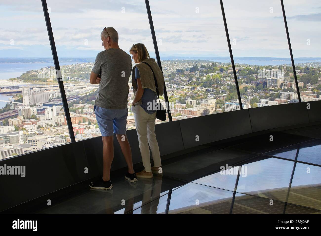 Aussichtsplattform im Innenbereich mit Glasboden. Space Needle, Seattle, Usa. Architekt: Olson Kständig, 2020. Stockfoto
