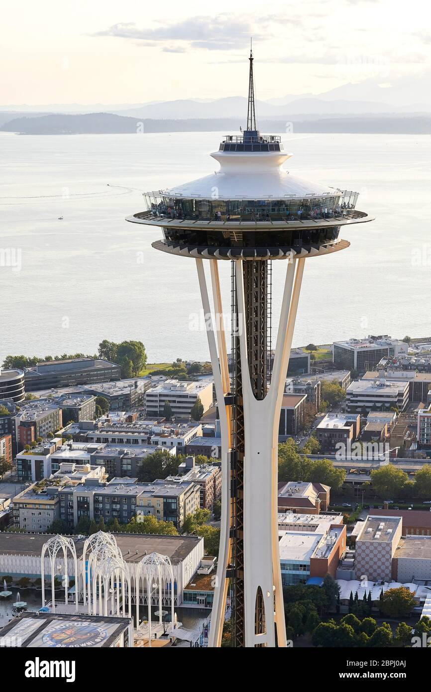 Untertasserförmige Top-Haus mit Stadt und Puget Sound unten. Space Needle, Seattle, Usa. Architekt: Olson Kständig, 2020. Stockfoto