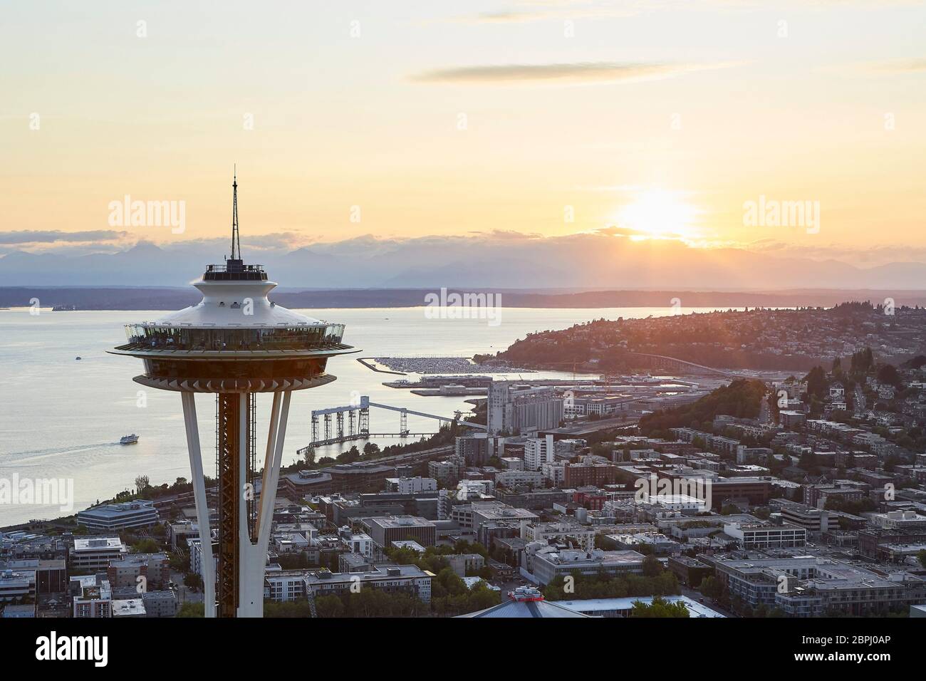 Untertasserförmige Top House von oben bei Sonnenuntergang. Space Needle, Seattle, Usa. Architekt: Olson Kständig, 2020. Stockfoto