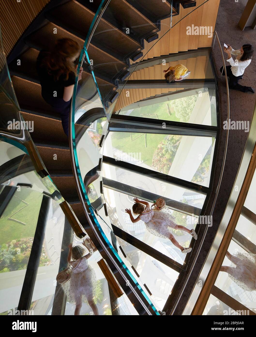Oculus Treppe mit Glasboden dahinter. Space Needle, Seattle, Usa. Architekt: Olson Kständig, 2020. Stockfoto