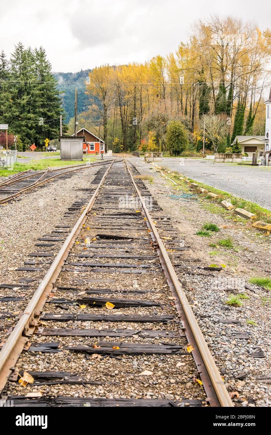 Alte Eisenbahn in der Herbstsaison. Stockfoto