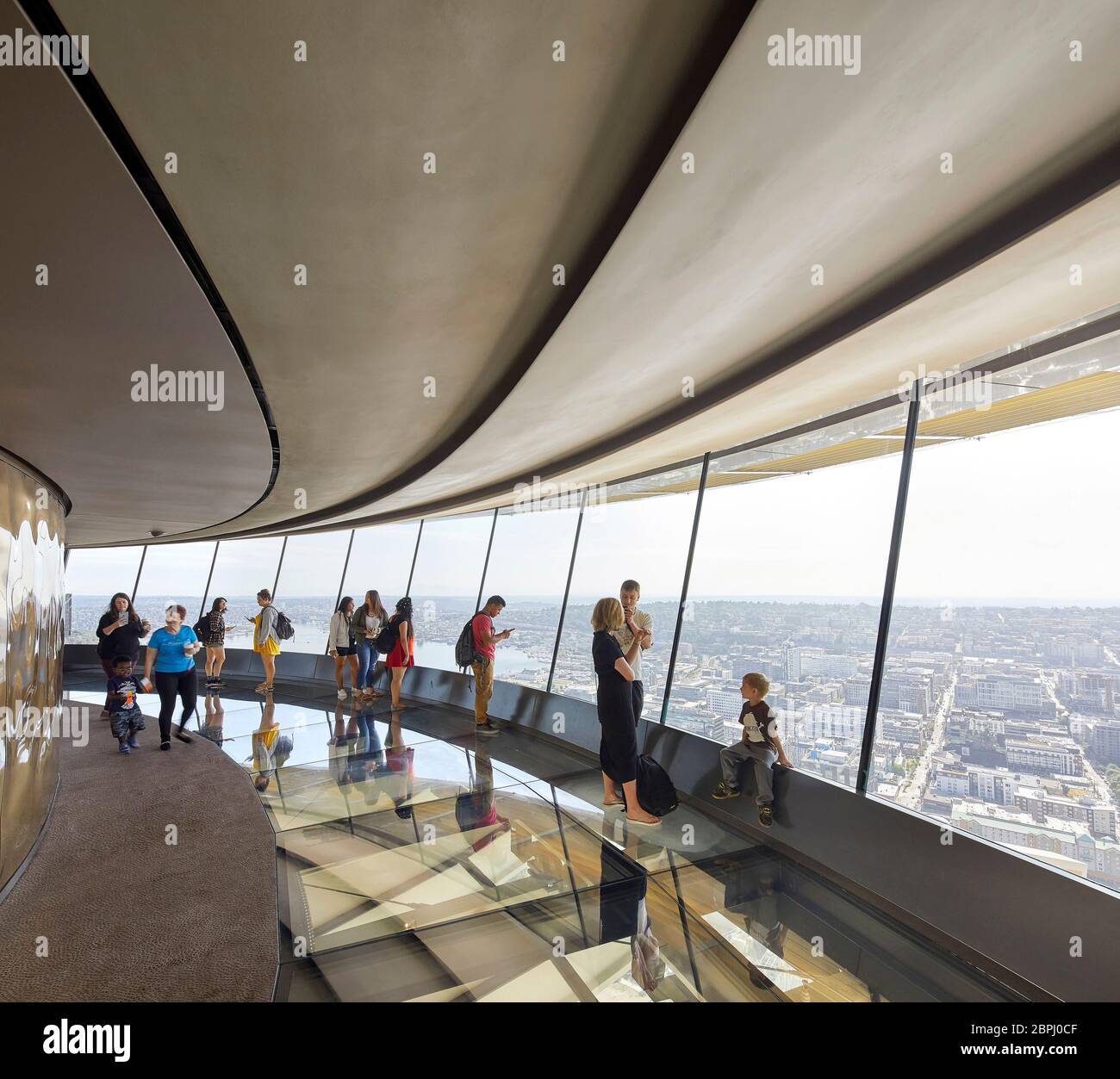 Aussichtsplattform im Innenbereich mit Glasboden. Space Needle, Seattle, Usa. Architekt: Olson Kständig, 2020. Stockfoto