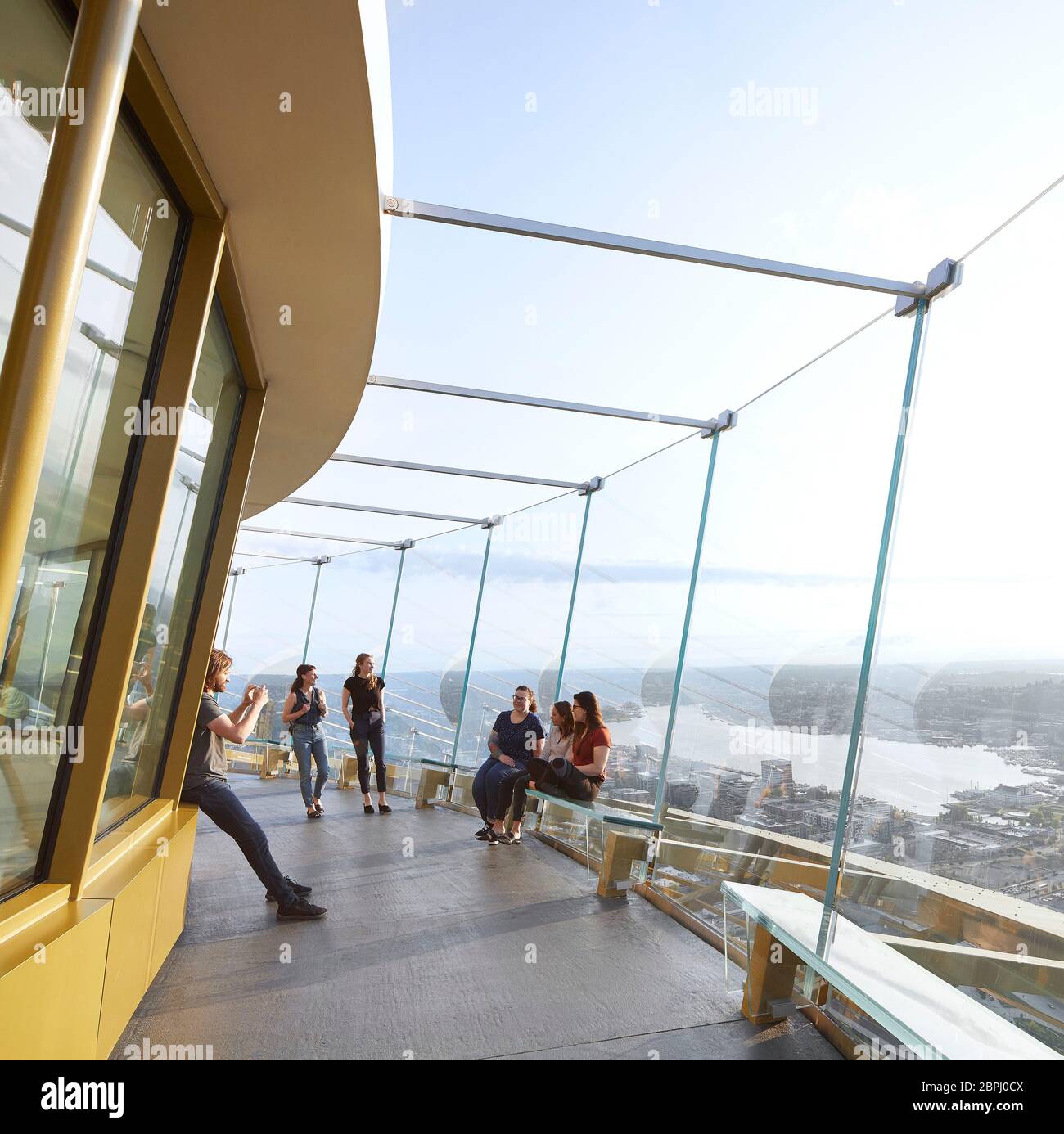 Aussichtsplattform im Freien. Space Needle, Seattle, Usa. Architekt: Olson Kständig, 2020. Stockfoto