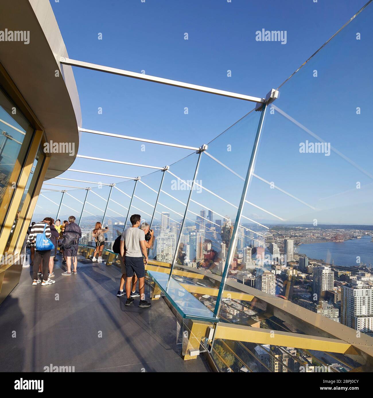 Aussichtsplattform im Freien mit Glaswand. Space Needle, Seattle, Usa. Architekt: Olson Kständig, 2020. Stockfoto