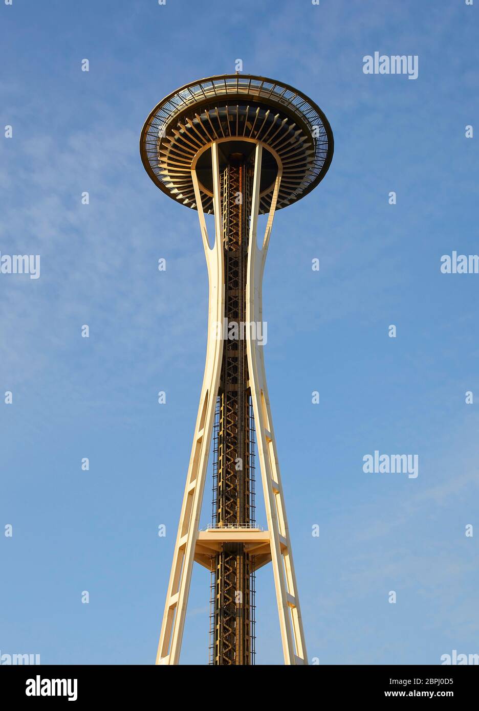 Turmstruktur von unten. Space Needle, Seattle, Usa. Architekt: Olson Kständig, 2020. Stockfoto