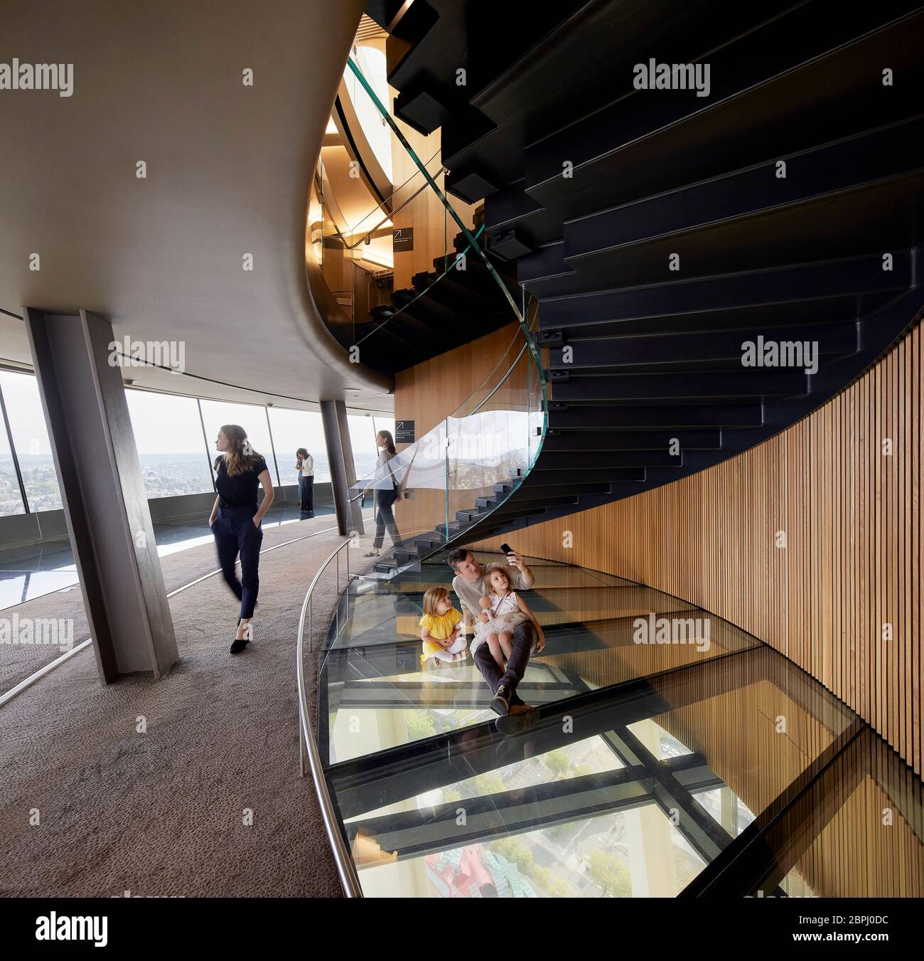 Aussichtsplattform im Innenbereich mit Glasboden und oculus-Treppe. Space Needle, Seattle, Usa. Architekt: Olson Kständig, 2020. Stockfoto