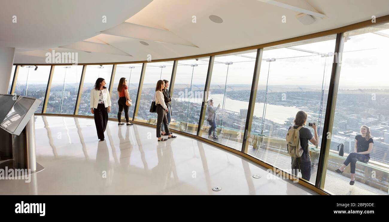 Aussichtsplattform im Innenbereich. Space Needle, Seattle, Usa. Architekt: Olson Kständig, 2020. Stockfoto