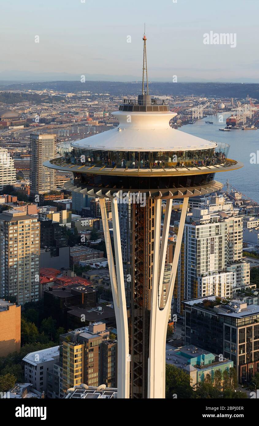 Untertasse geformte Top-Haus mit Stadt und Wasserstraßen unten. Space Needle, Seattle, Usa. Architekt: Olson Kständig, 2020. Stockfoto
