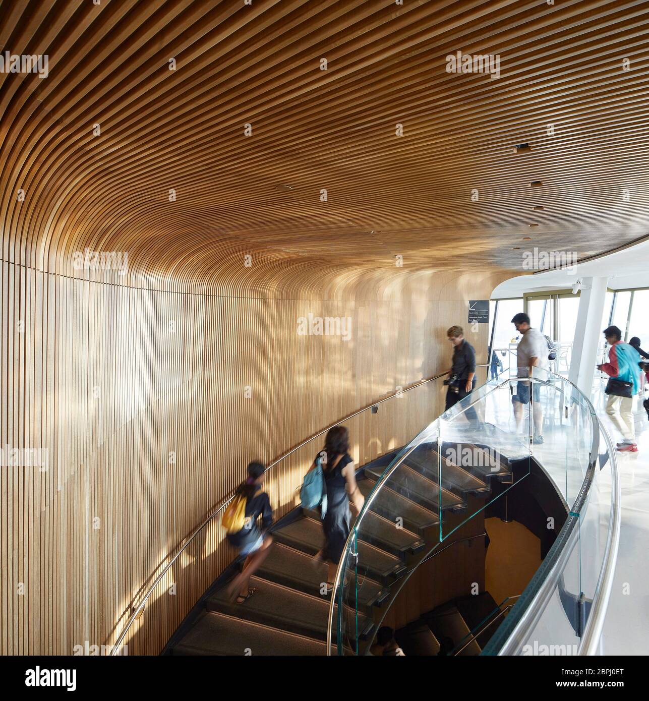Wendeltreppe, die die Plattformböden miteinander verbindet. Space Needle, Seattle, Usa. Architekt: Olson Kständig, 2020. Stockfoto