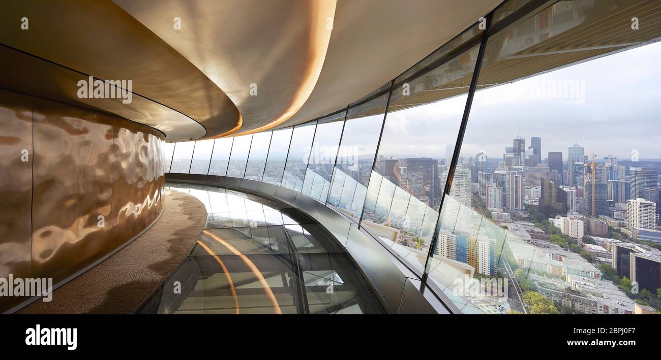 Aussichtsplattform im Innenbereich mit Glasboden. Space Needle, Seattle, Usa. Architekt: Olson Kständig, 2020. Stockfoto