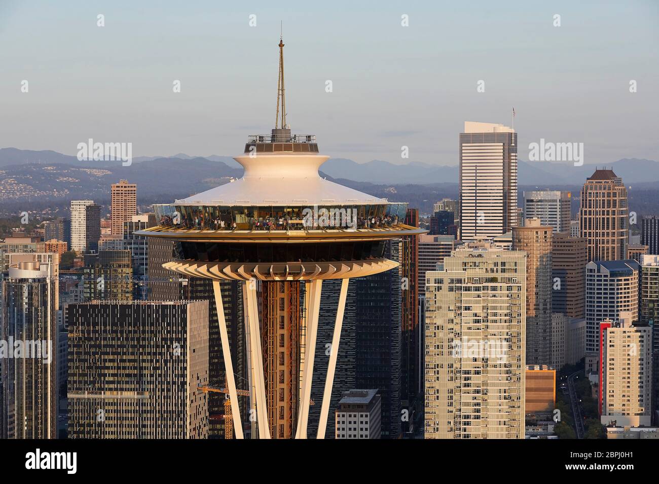 Untertasserförmiges Top-Haus mit Wolkenkratzern der Stadt. Space Needle, Seattle, Usa. Architekt: Olson Kständig, 2020. Stockfoto