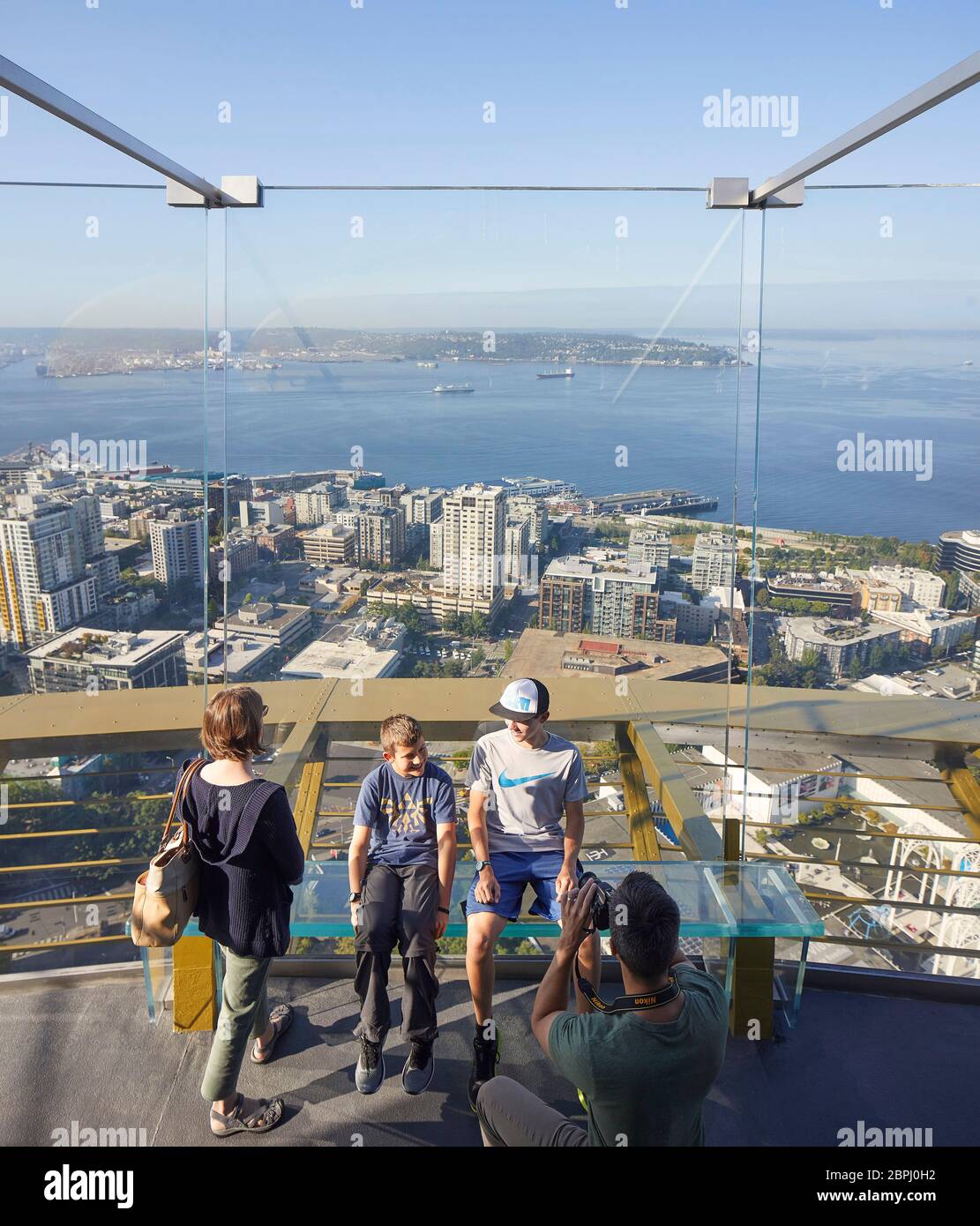 Aussichtsplattform im Freien mit Stadtbild dahinter. Space Needle, Seattle, Usa. Architekt: Olson Kständig, 2020. Stockfoto