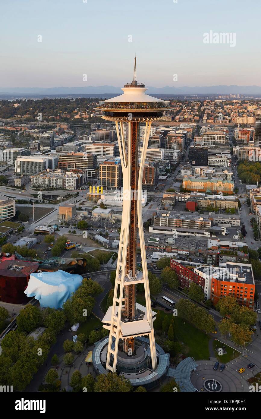 Space Nadel mit Stadt darüber hinaus. Space Needle, Seattle, Usa. Architekt: Olson Kständig, 2020. Stockfoto