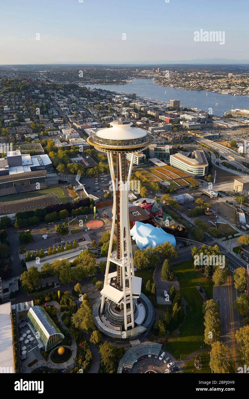 Space Needle mit Stadtbild dahinter. Space Needle, Seattle, Usa. Architekt: Olson Kständig, 2020. Stockfoto