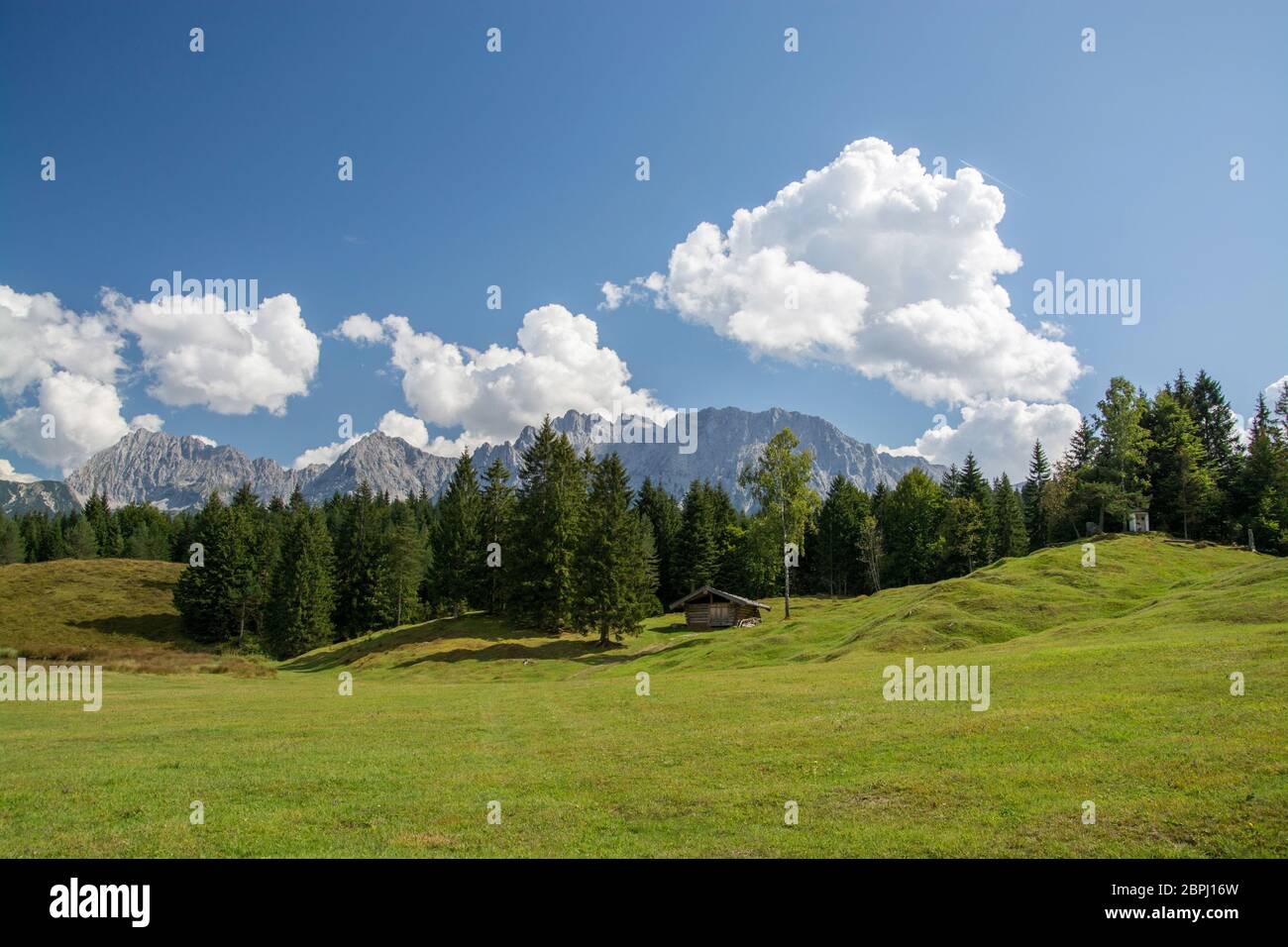 Das karwendel ist der größte Berg der Nördlichen Kalkalpen. Mittenwald ist eine Stadt in Bayern, Deutschland. Stockfoto