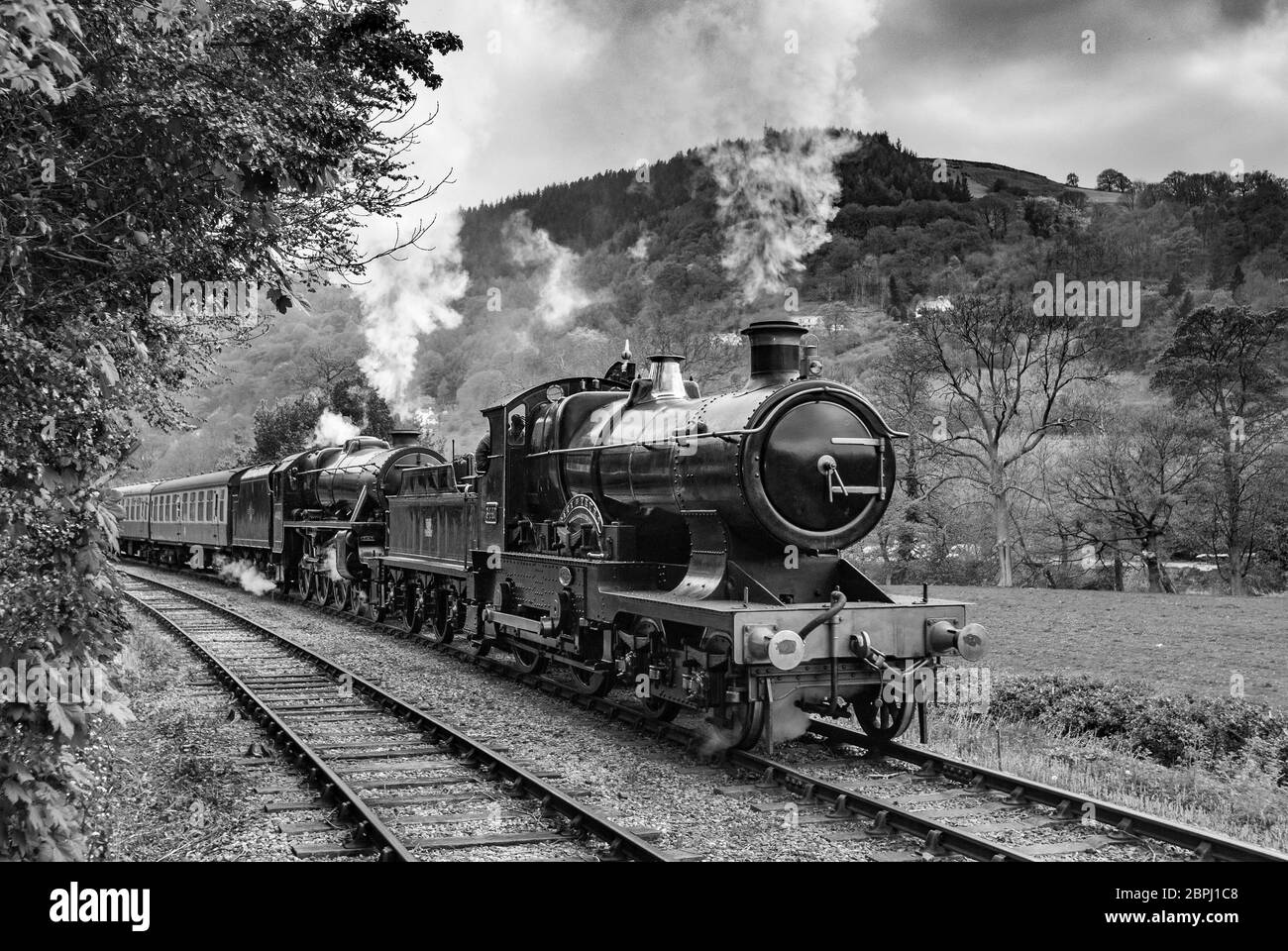 Dampfeisenbahn Llangollen. Der Motor Stadt Truro. Ex GWR 4-4-0 Nr. 3440. Gebaut 1903 Doppelkopf mit einer Stanier Black 5 Lok Nr. 44801 Stockfoto