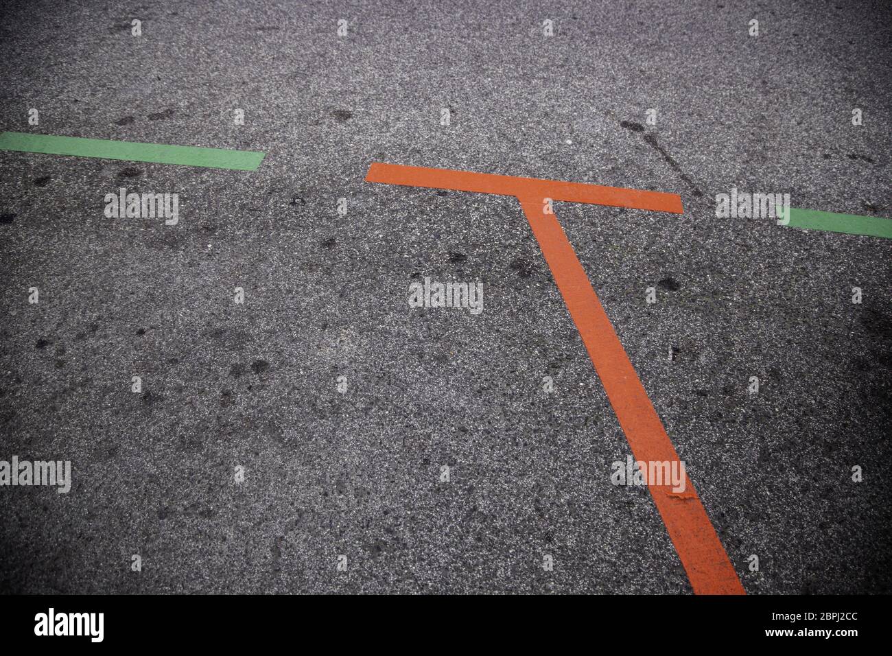 Zeilen in einem Parkplatz, Signal detail für Fahrzeuge Stockfoto