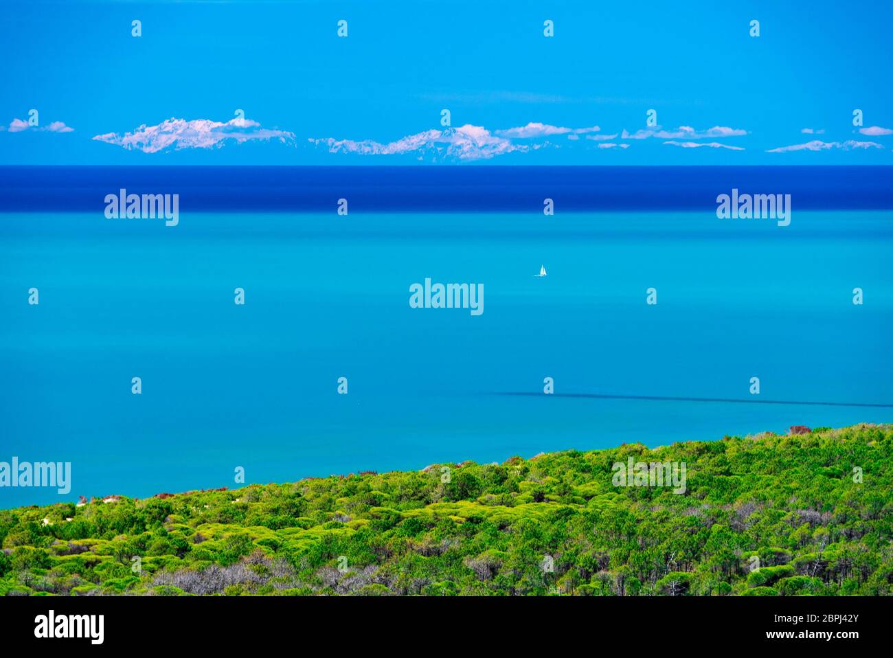 Die Berge der korsischen Insel, aufgenommen von Marina di Alberese, Uccellina Naturpark, an einem sehr klaren Morgen Stockfoto