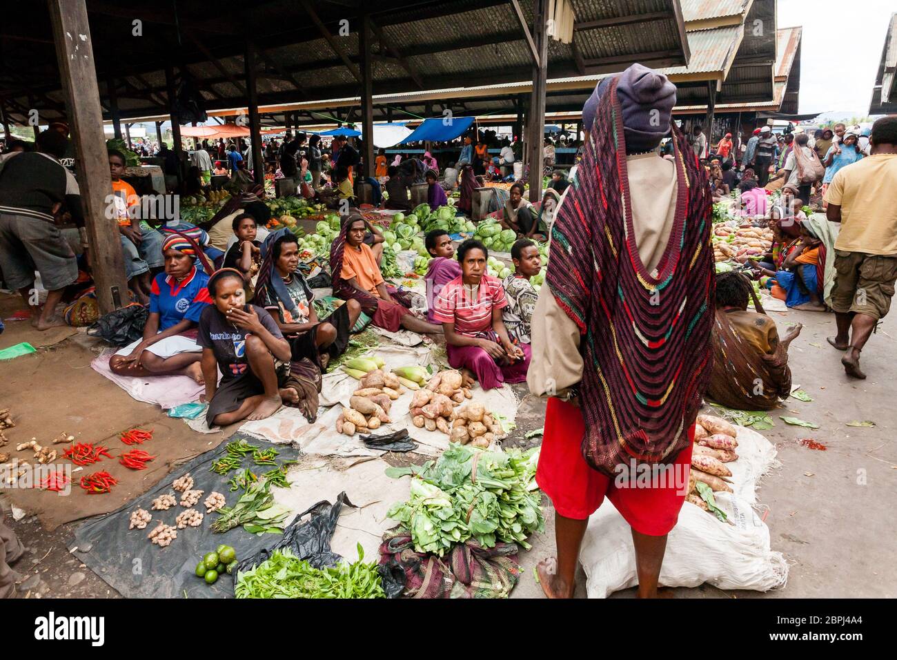 Wamena, Indonesien - 9. Januar 2010: Menschen auf dem lokalen Markt von Wamena im Baliem-Tal, Papua-Neuguinea. Stockfoto