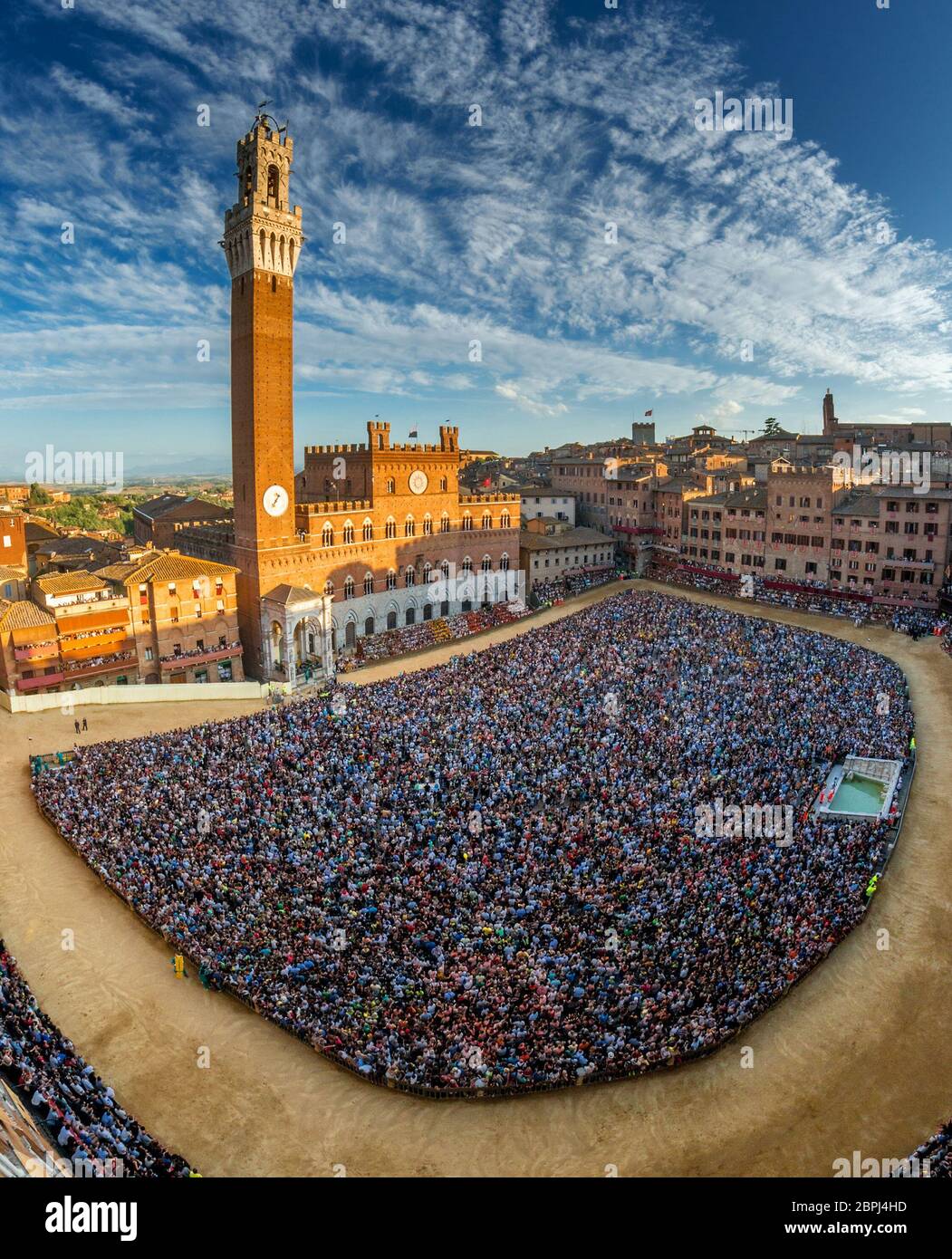 siena, piazza del campo voller Menschen, die während der palio-Tage vom Turm des palazzo sansedoni aus gesehen werden Stockfoto