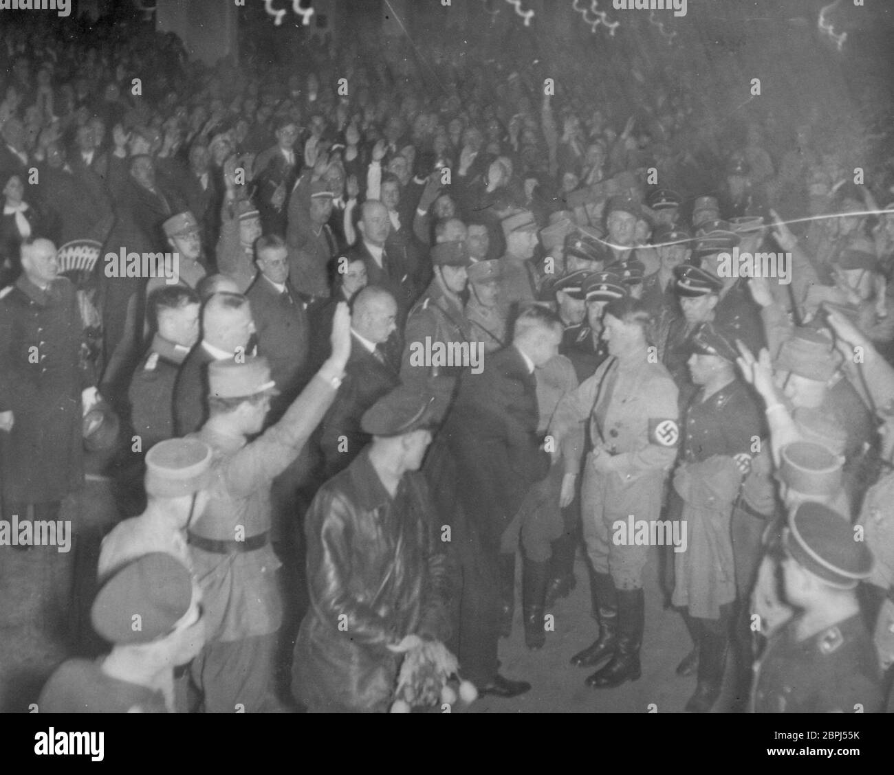 Gruß Hitler Heinrich Hoffmann fotografiert 1933 Adolf Hitlers offizieller Fotograf und Nazi-Politiker und Verleger, der ein Mitglied von Hitlers intimem Kreis war. Stockfoto