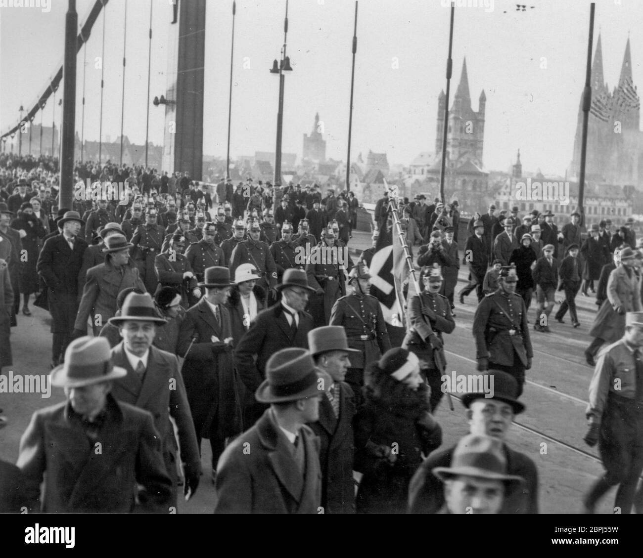 Polizei marschiert über Rheinbrücke Heinrich Hoffmann fotografiert 1933 Adolf Hitlers offizieller Fotograf und ein Nazi-Politiker und Verleger, der Mitglied des intime Kreises Hitlers war. Stockfoto